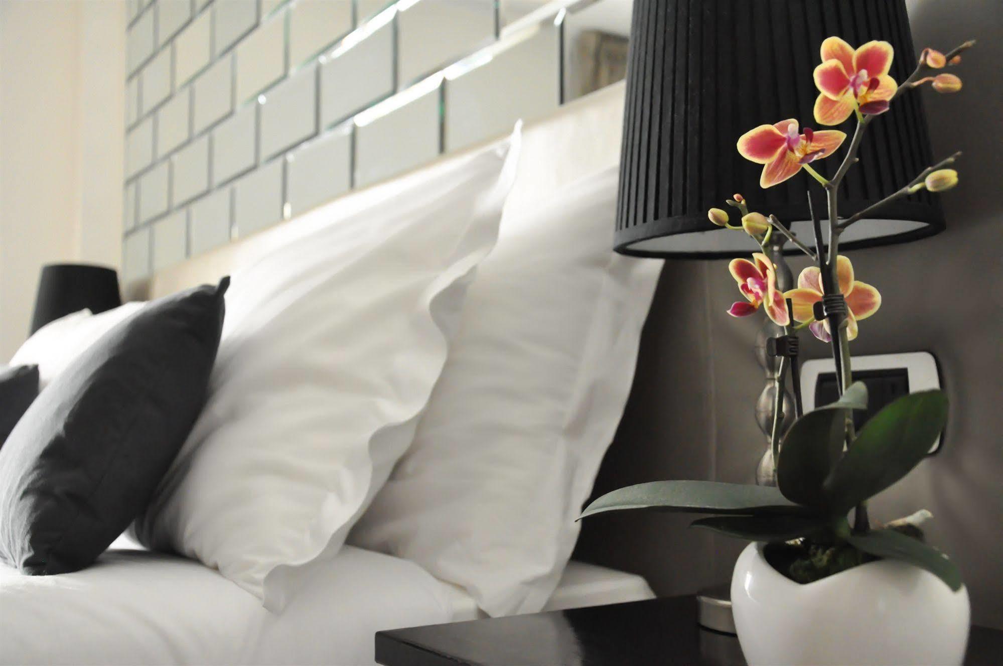The Royals Experience Bed & Breakfast เนเปิลส์ ภายนอก รูปภาพ