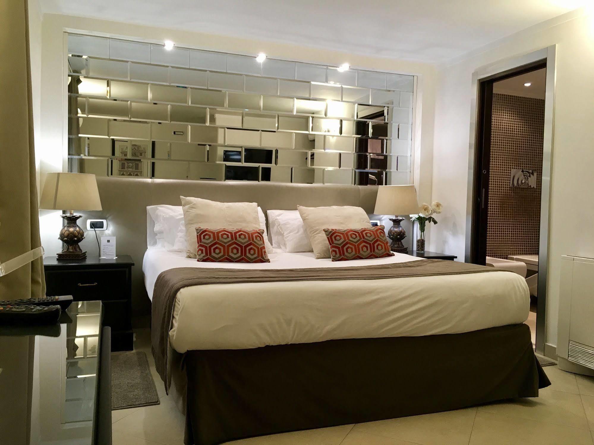 The Royals Experience Bed & Breakfast เนเปิลส์ ภายนอก รูปภาพ