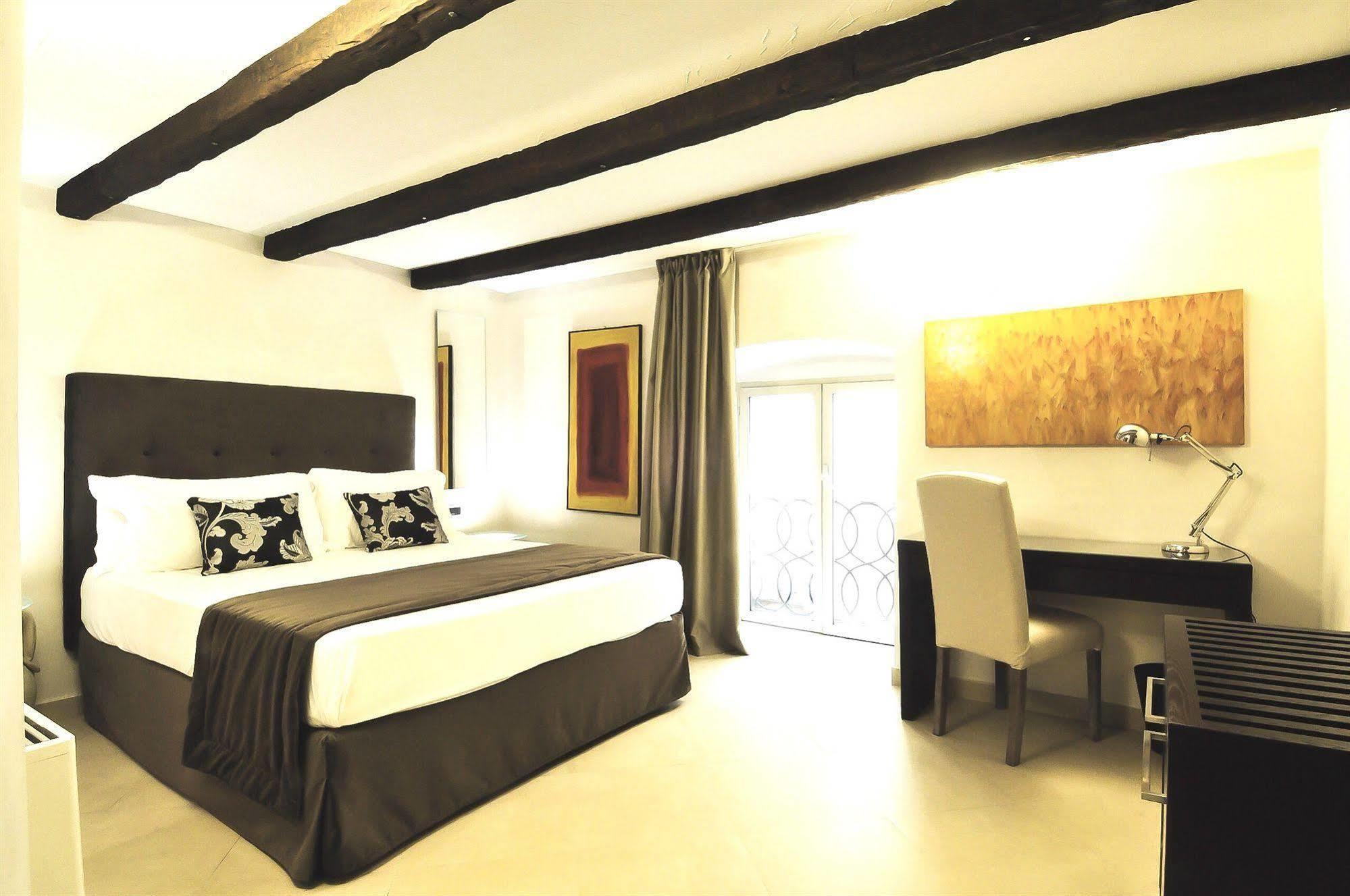 The Royals Experience Bed & Breakfast เนเปิลส์ ภายนอก รูปภาพ